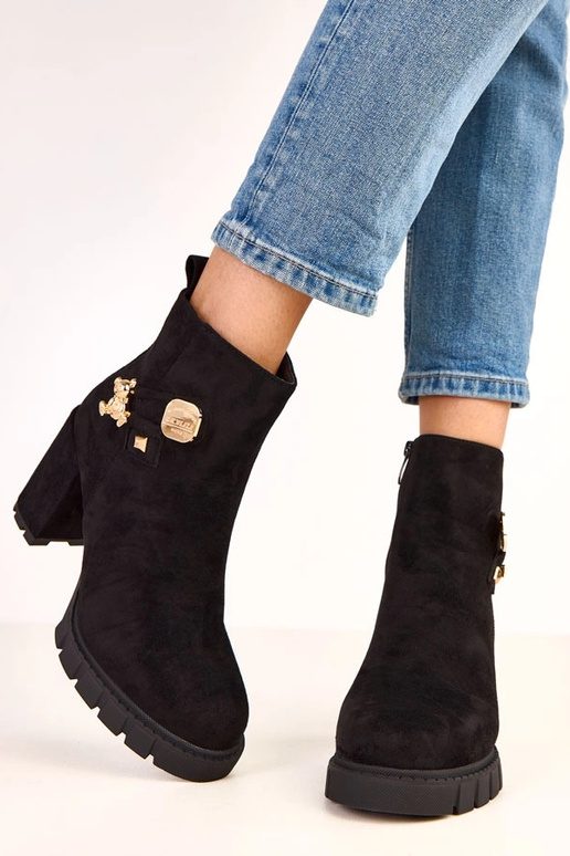 Mustad poolsaapad kontsaga kuldse... Mustad poolsaapad kontsaga kuldse...