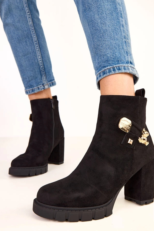 Mustad poolsaapad kontsaga kuldse... Mustad poolsaapad kontsaga kuldse...