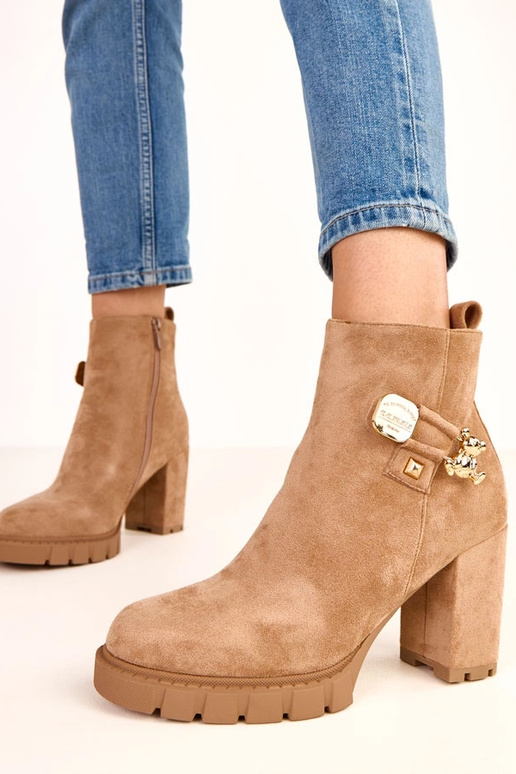 Pruunid poolsaapad kontsaga kuldse... Pruunid poolsaapad kontsaga kuldse...