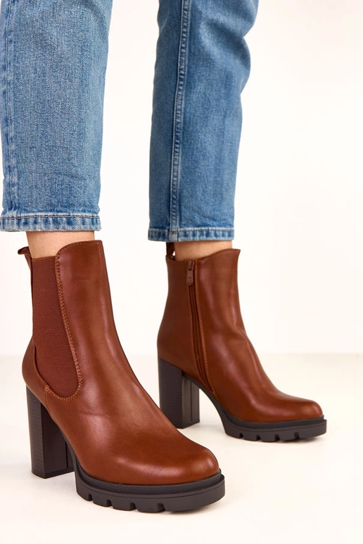 Pruunid poolsaapad kontsaga elastse... Pruunid poolsaapad kontsaga elastse...