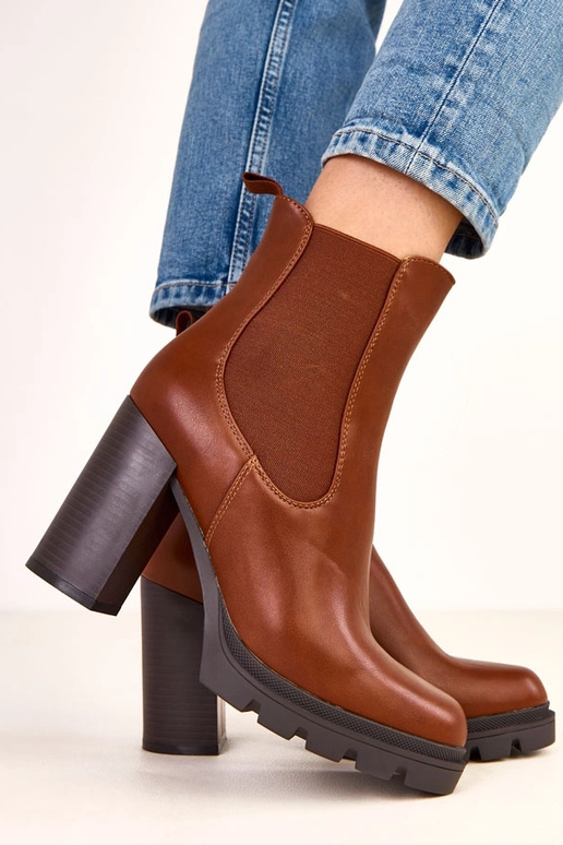 Pruunid poolsaapad kontsaga elastse... Pruunid poolsaapad kontsaga elastse...