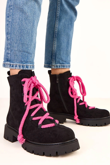 Mustad poolsaapad...