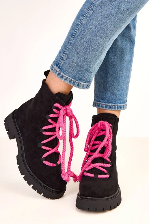 Mustad poolsaapad dekoratiivse roosa... Mustad poolsaapad dekoratiivse roosa...