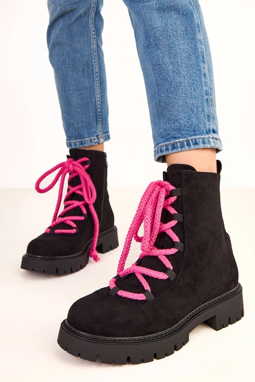 Mustad poolsaapad dekoratiivse roosa... Mustad poolsaapad dekoratiivse roosa...