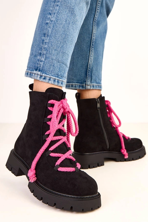 Mustad poolsaapad dekoratiivse roosa... Mustad poolsaapad dekoratiivse roosa...