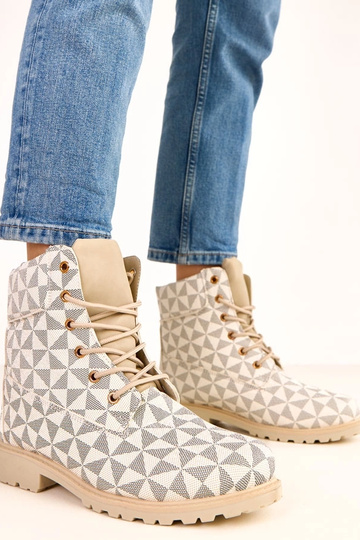 Kreemjad-mustad tööjalatsid...