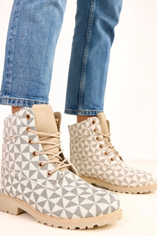 Kreemjad-mustad tööjalatsid... Kreemjad-mustad tööjalatsid...