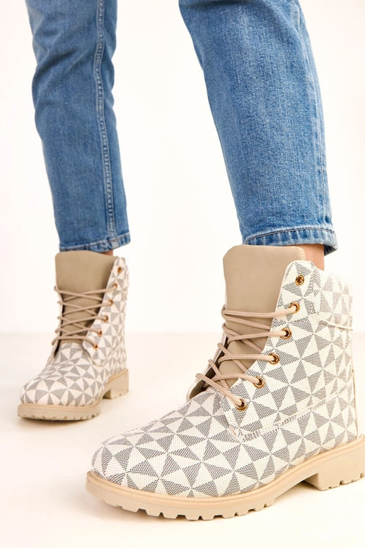 Kreemjad-mustad tööjalatsid... Kreemjad-mustad tööjalatsid...