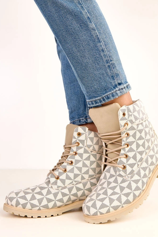 Kreemjad-mustad tööjalatsid... Kreemjad-mustad tööjalatsid...