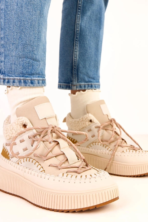 Kreemjad lumesaapad nööpide ja... Kreemjad lumesaapad nööpide ja...