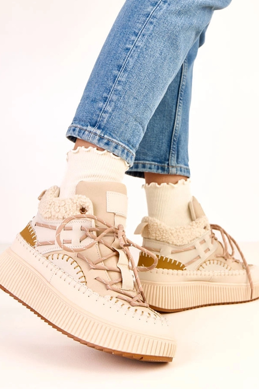 Kreemjad lumesaapad nööpide ja... Kreemjad lumesaapad nööpide ja...