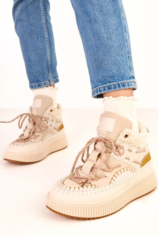 Kreemjad lumesaapad nööpide ja... Kreemjad lumesaapad nööpide ja...