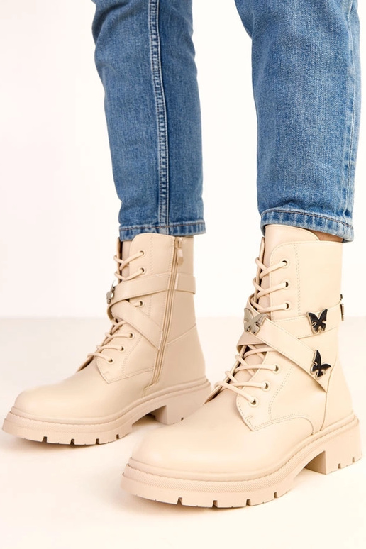 Kreemjad saapad, kaunistatud... Kreemjad saapad, kaunistatud...