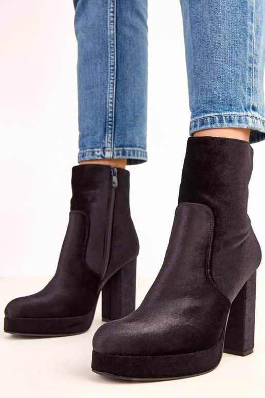 Mustad saapad paksul kontsal, läikiva... Mustad saapad paksul kontsal, läikiva...