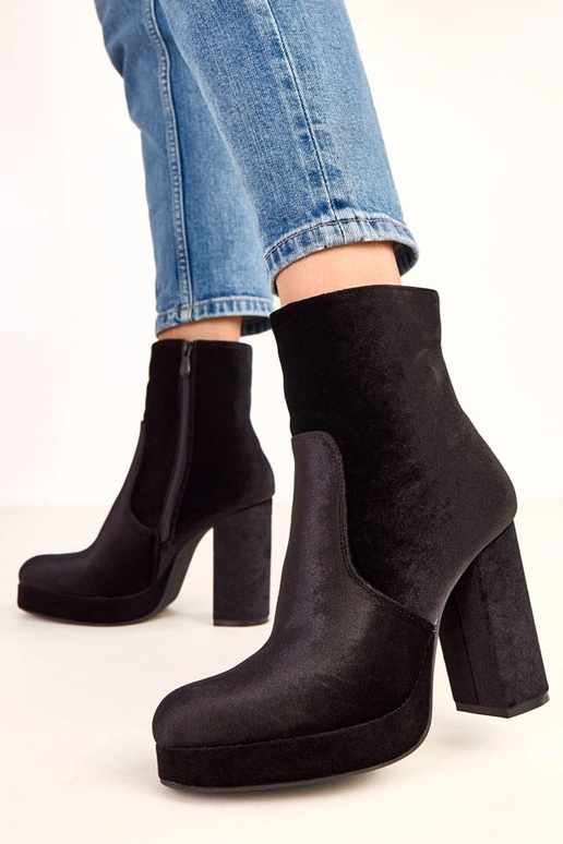 Mustad saapad paksul kontsal, läikiva... Mustad saapad paksul kontsal, läikiva...