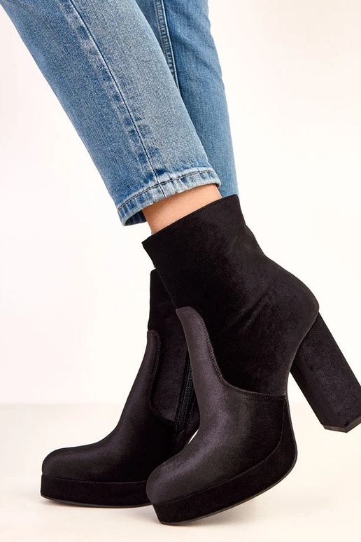 Mustad saapad paksul kontsal, läikiva... Mustad saapad paksul kontsal, läikiva...