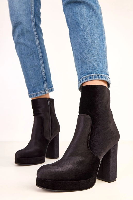 Mustad saapad paksul kontsal, läikiva... Mustad saapad paksul kontsal, läikiva...