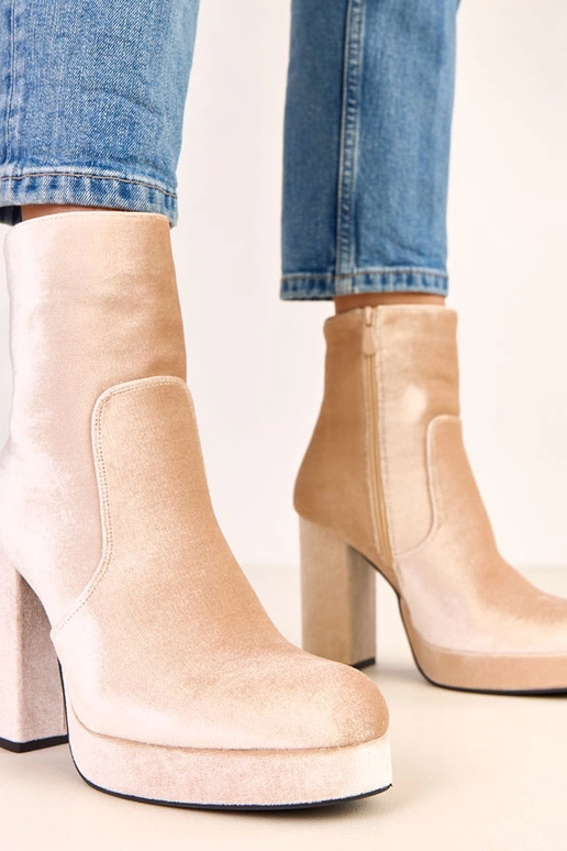 Kreemjad saapad paksul kontsal,... Kreemjad saapad paksul kontsal,...