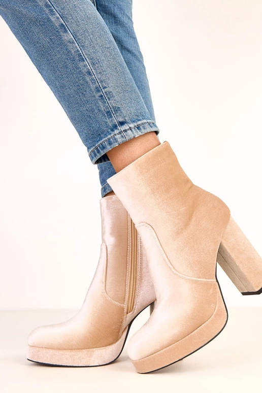 Kreemjad saapad paksul kontsal,... Kreemjad saapad paksul kontsal,...