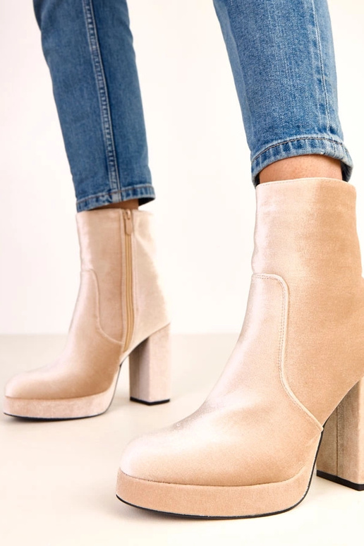 Kreemjad saapad paksul kontsal,... Kreemjad saapad paksul kontsal,...