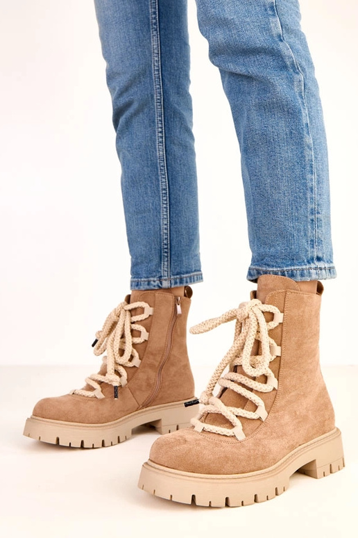 Kreemjad saapad dekoratiivse nööriga... Kreemjad saapad dekoratiivse nööriga...