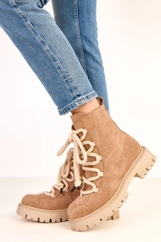 Kreemjad saapad dekoratiivse nööriga... Kreemjad saapad dekoratiivse nööriga...