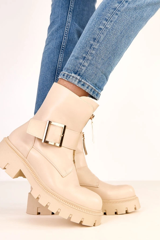 Kreemjad saapad platvormil... Kreemjad saapad platvormil...