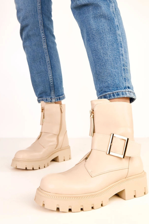 Kreemjad saapad platvormil... Kreemjad saapad platvormil...