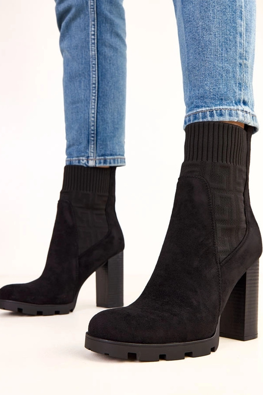 Mustad saapad paksul kontsal elastse... Mustad saapad paksul kontsal elastse...