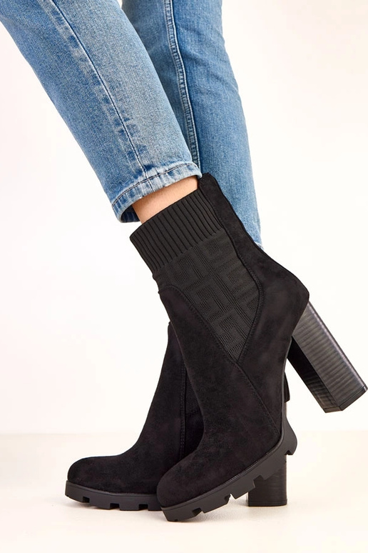 Mustad saapad paksul kontsal elastse... Mustad saapad paksul kontsal elastse...