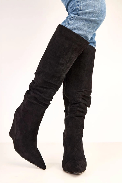 Mustad üle põlve saapad kitsal... Mustad üle põlve saapad kitsal...