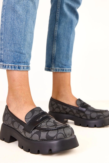 Mustad mokasiinid...