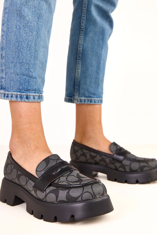 Mustad mokasiinid geomeetrilise...