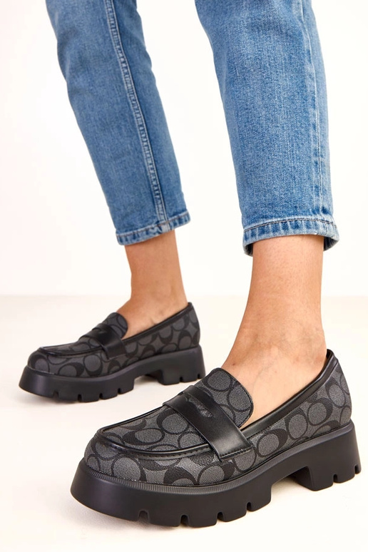 Mustad mokasiinid geomeetrilise...