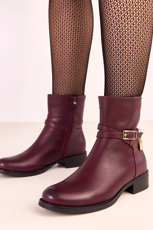 Tumedate punaste Zema saapad kinnise... Tumedate punaste Zema saapad kinnise...