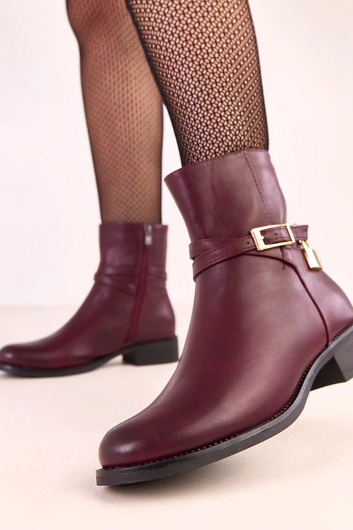 Tumedate punaste Zema saapad kinnise... Tumedate punaste Zema saapad kinnise...