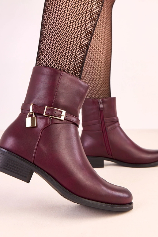 Tumedate punaste Zema saapad kinnise... Tumedate punaste Zema saapad kinnise...