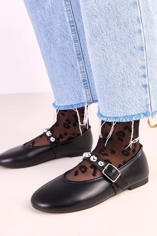 Must värvi Faira balletikinguud...