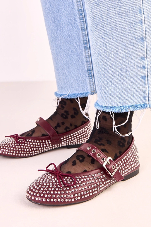 Tumedate punaste Mylie balletikinguud...