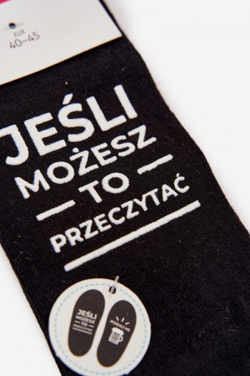 Meeste sokid, millel on kiri "Anna mulle õlut" musta värvi