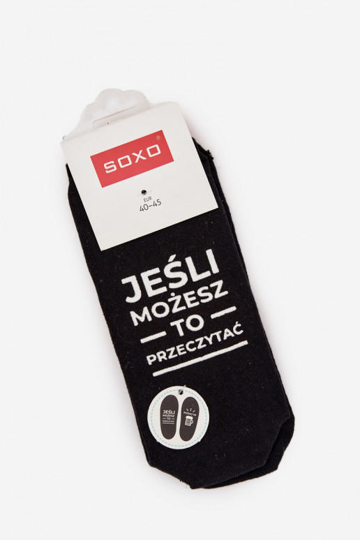 Meeste sokid, millel on kiri "Anna mulle õlut" musta värvi