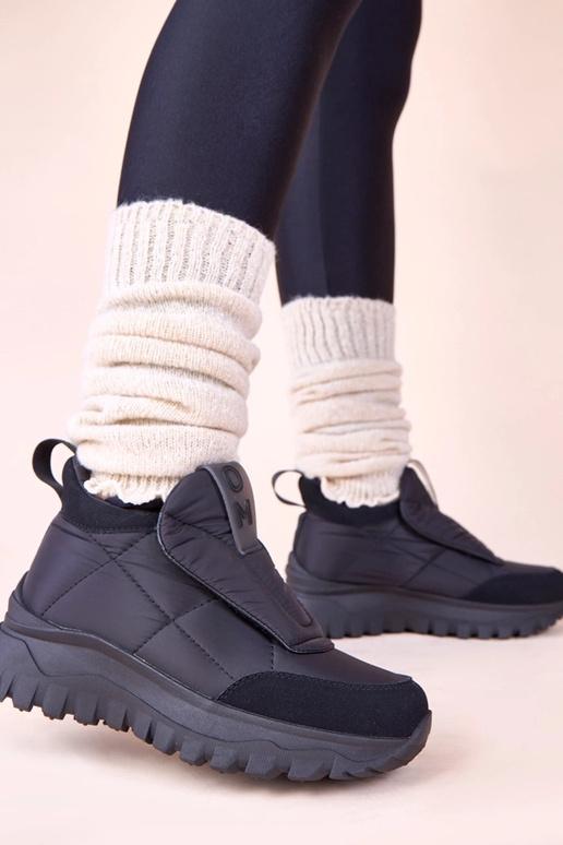 Mustad naiste lumebootid...