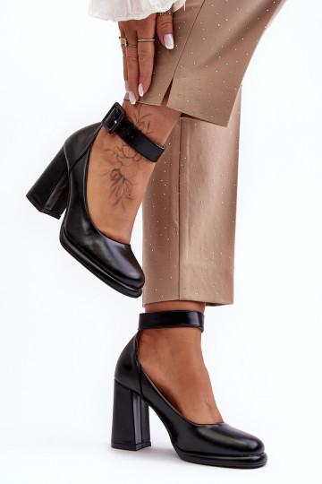 Kingad kõrge jämeda kontsaga neetide ja pandlaga msuud Idovana