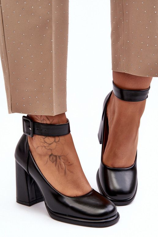 Kingad kõrge jämeda kontsaga neetide ja pandlaga msuud Idovana