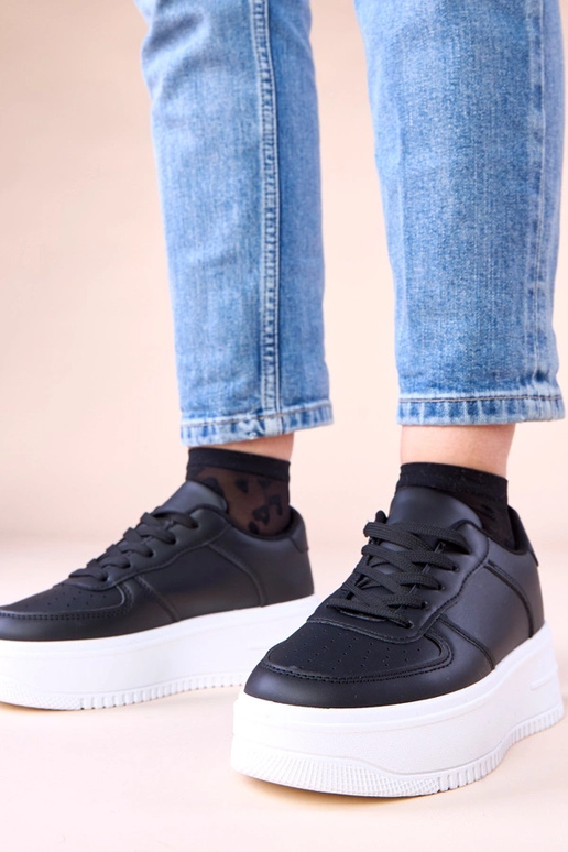 Mustad platvormi spordikingad Avita