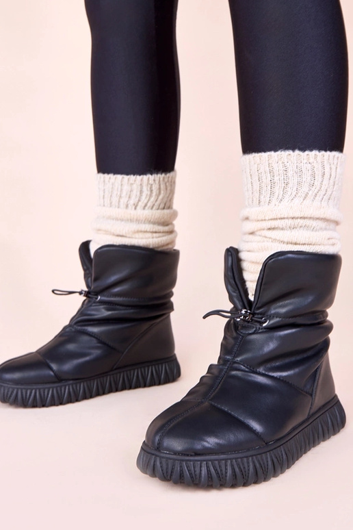 Mustad lume saapad naturaalsest...