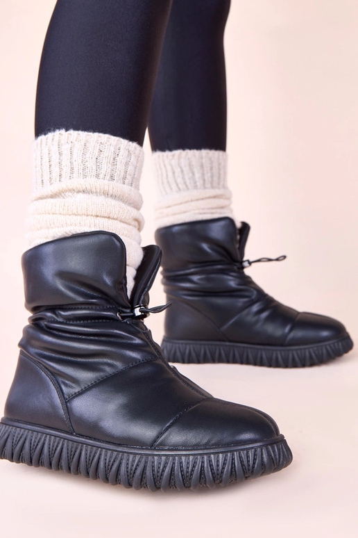 Mustad lume saapad naturaalsest...