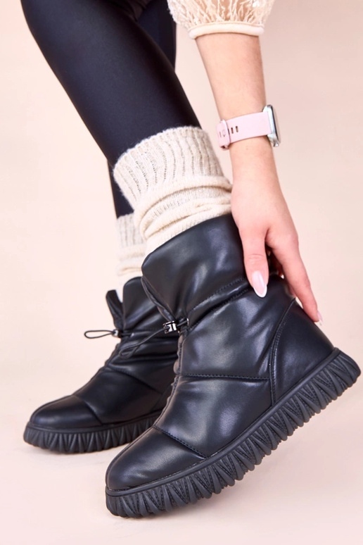 Mustad lume saapad naturaalsest...