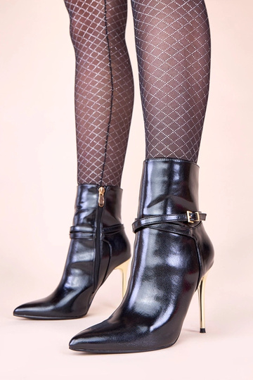 Mustad saapad kuldse...