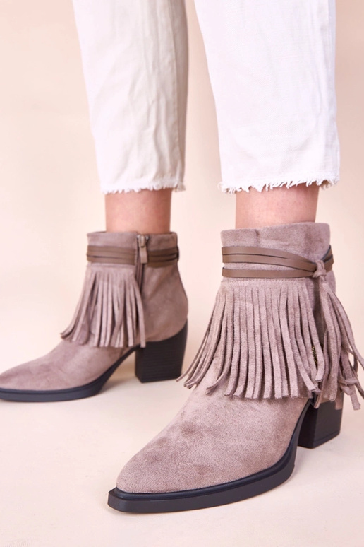 Tumedad beežid saapad kontsaga...